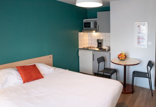 Furnished studio with a double bed