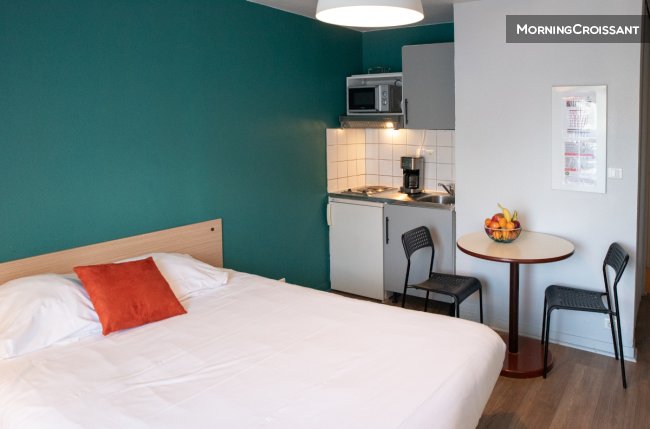 Furnished studio with a double bed