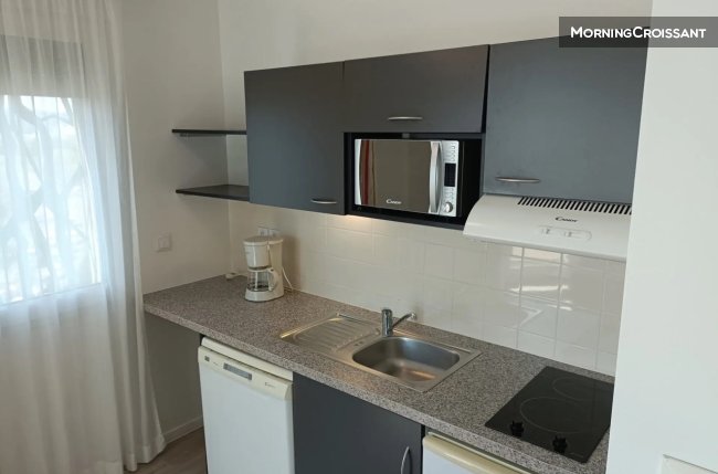 Furnished studio with a double bed