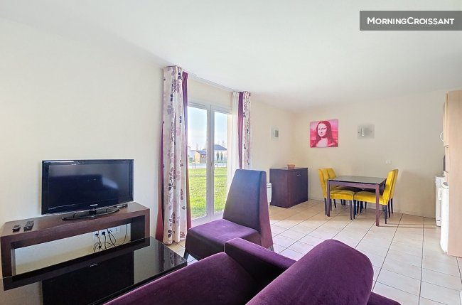 Furnished studio with a double bed