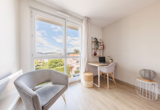 Large studio in residence
