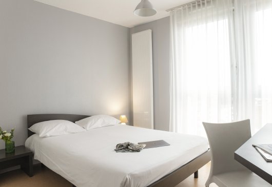 Student studio flat with double bed