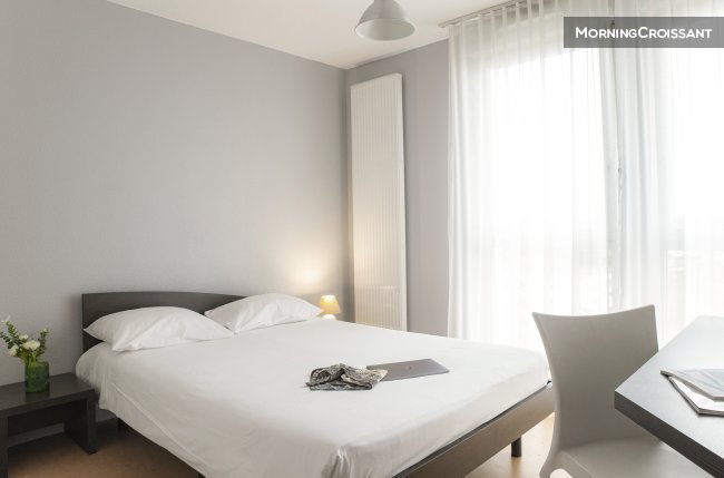 Student studio flat with double bed