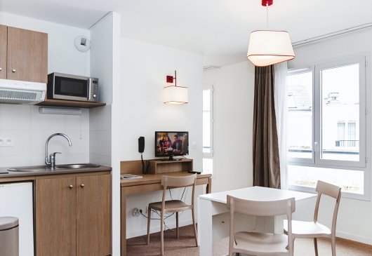 Furnished studio - Sleeps 4