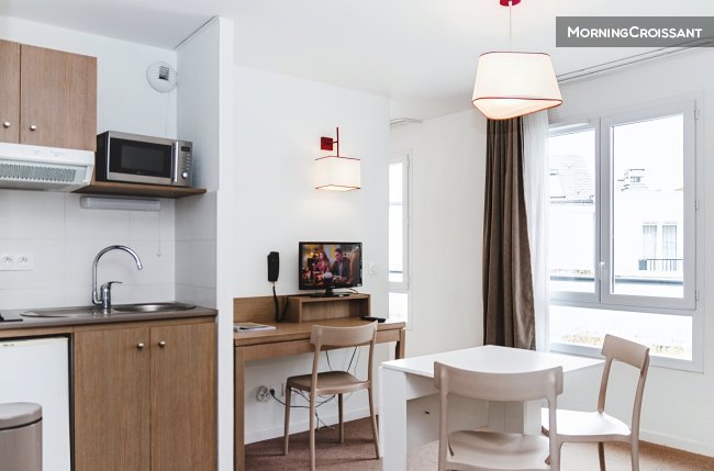 Furnished studio - Sleeps 4