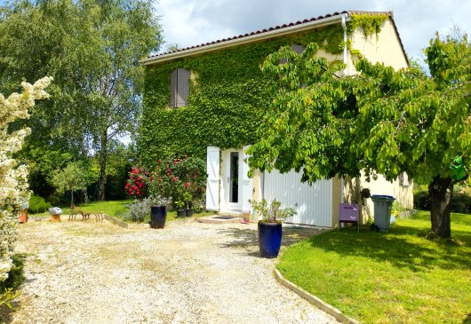 Lovely house with a garden & garage