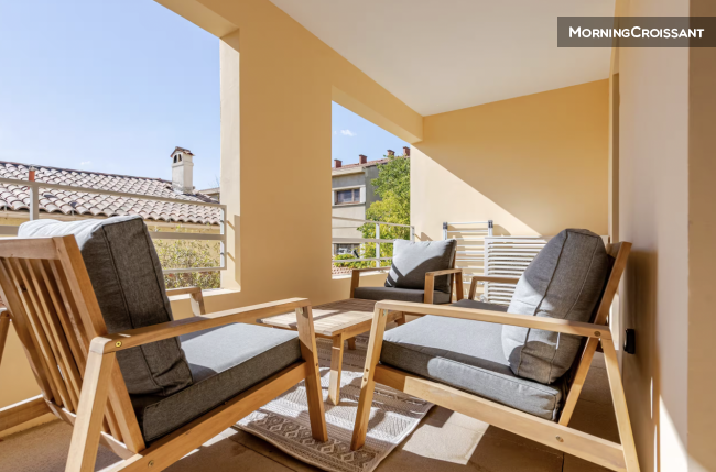Stylish 1 BR with Terrace & AC