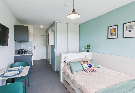 Furnished studio with a double bed