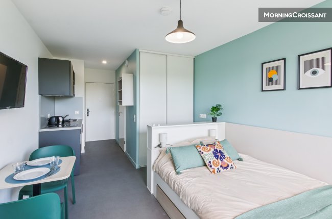 Furnished studio with a double bed
