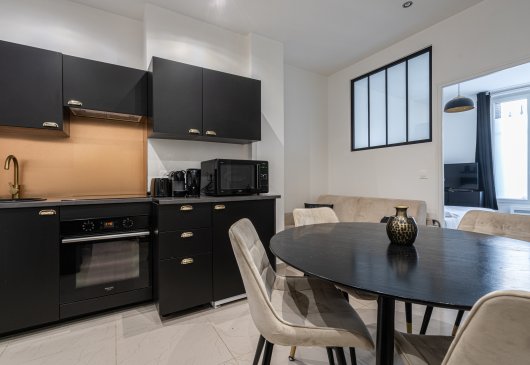 Flat in Paris, Chapelle