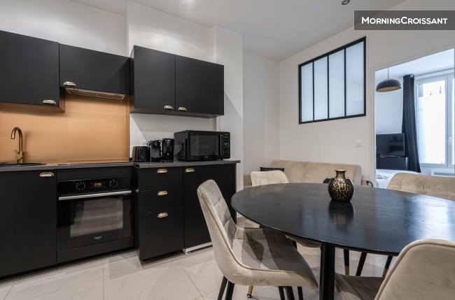Flat in Paris, Chapelle