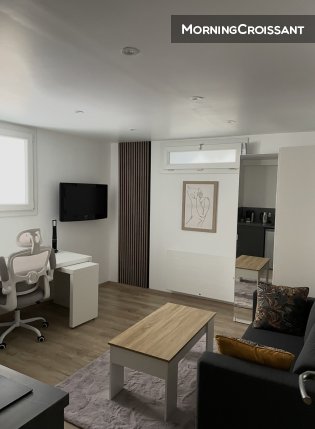 Small flat in lower ground floor