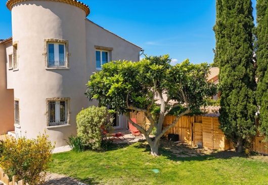 Furnished house with a garden