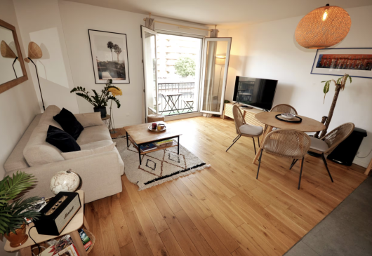 Apartment with balcony by the canal