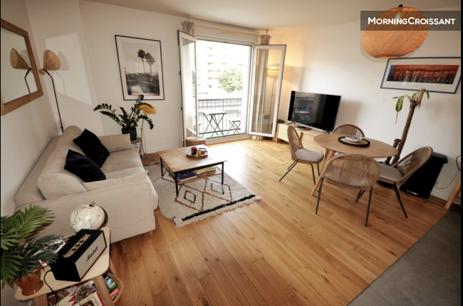 Apartment with balcony by the canal