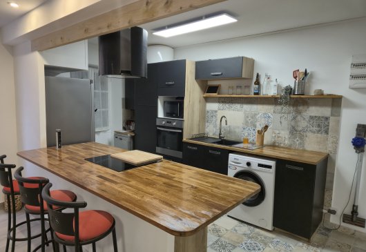 Large, renovated, furnished studio