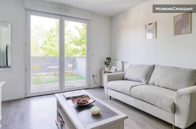 Flat near Paris free parking